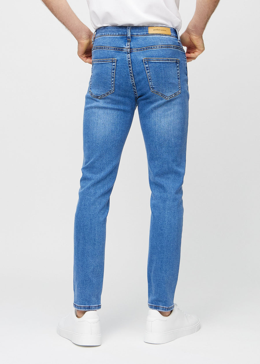 Blaue Denim-Jeans im Slim Fit, von hinten gesehen, um die gesamte Jeans zu zeigen.