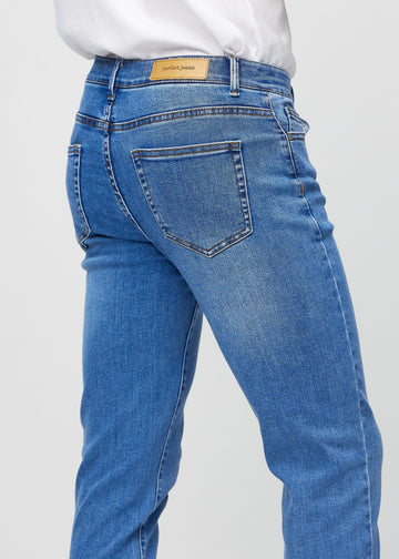 Nahaufnahme von hinten von blaue Denim-Jeans im Slim Fit, die Details zeigt.