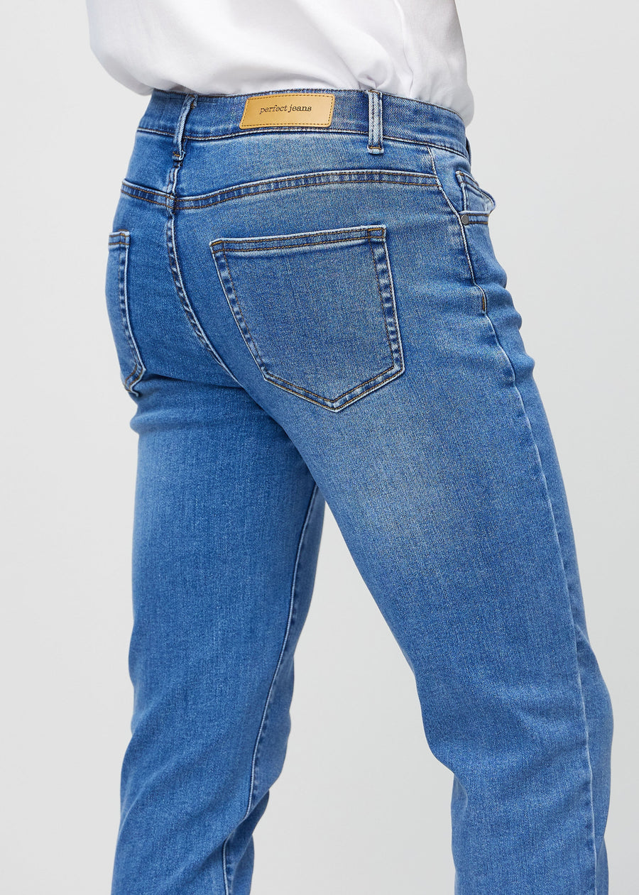 Nahaufnahme von hinten von blaue Denim-Jeans im Slim Fit, die Details zeigt.