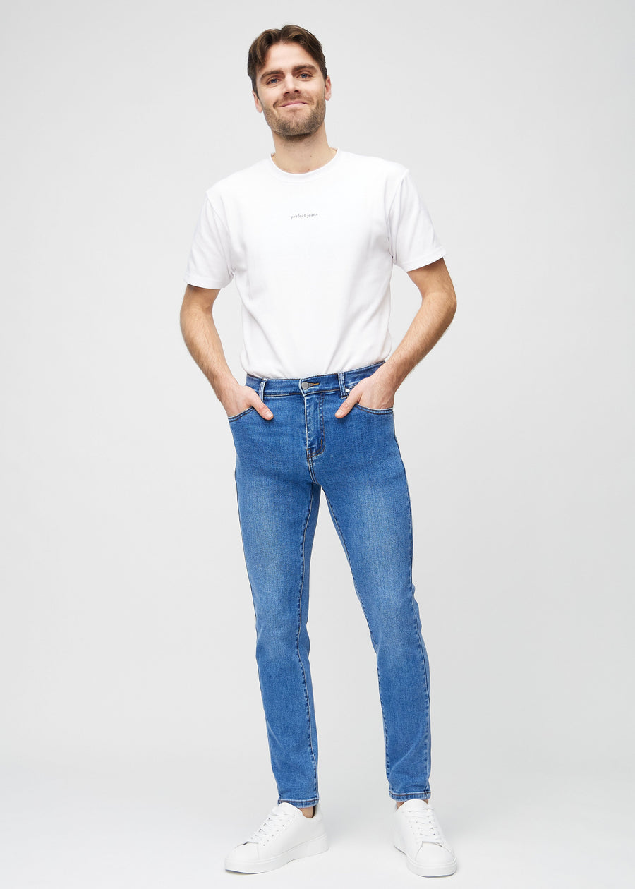 Ganzkörperaufnahme eines Models in blaue Denim-Jeans im Slim Fit.