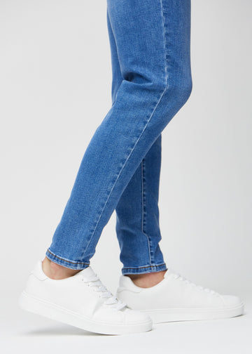 Knöchelbereich eines Models, der zeigt, wie eng die Jeans anliegen.