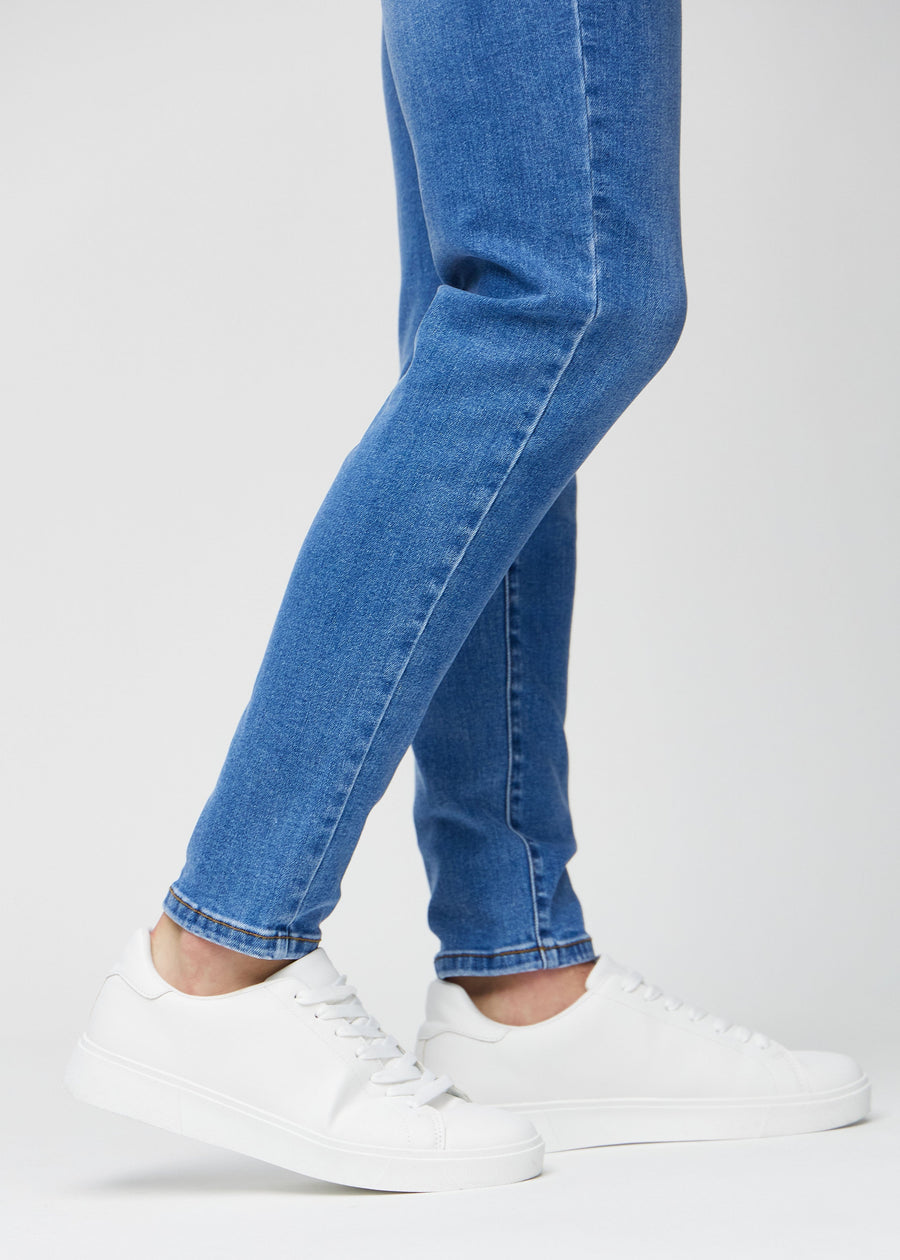 Knöchelbereich eines Models, der zeigt, wie eng die Jeans anliegen.