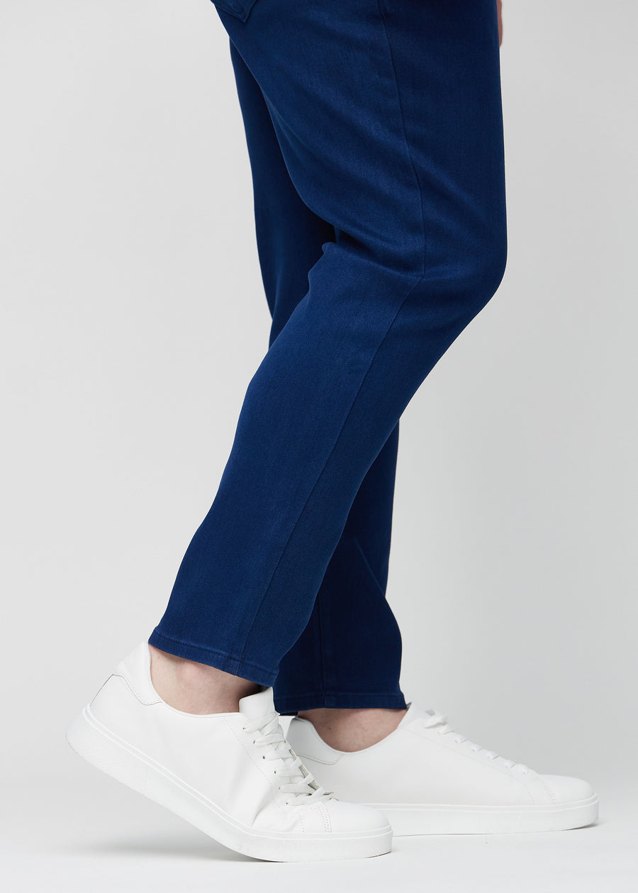 Knöchelbereich eines Plus-Size-Models, der zeigt, wie eng die Jeans anliegen.