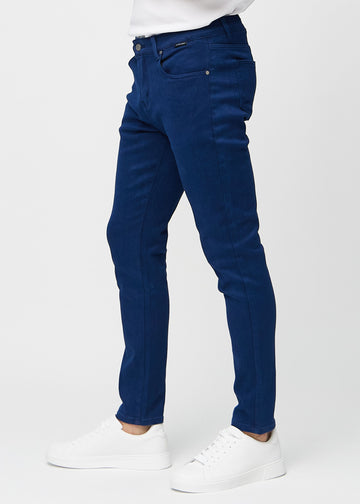 Dunkelblaue Jeans im Slim Fit, von der Seite an einem Model gesehen.