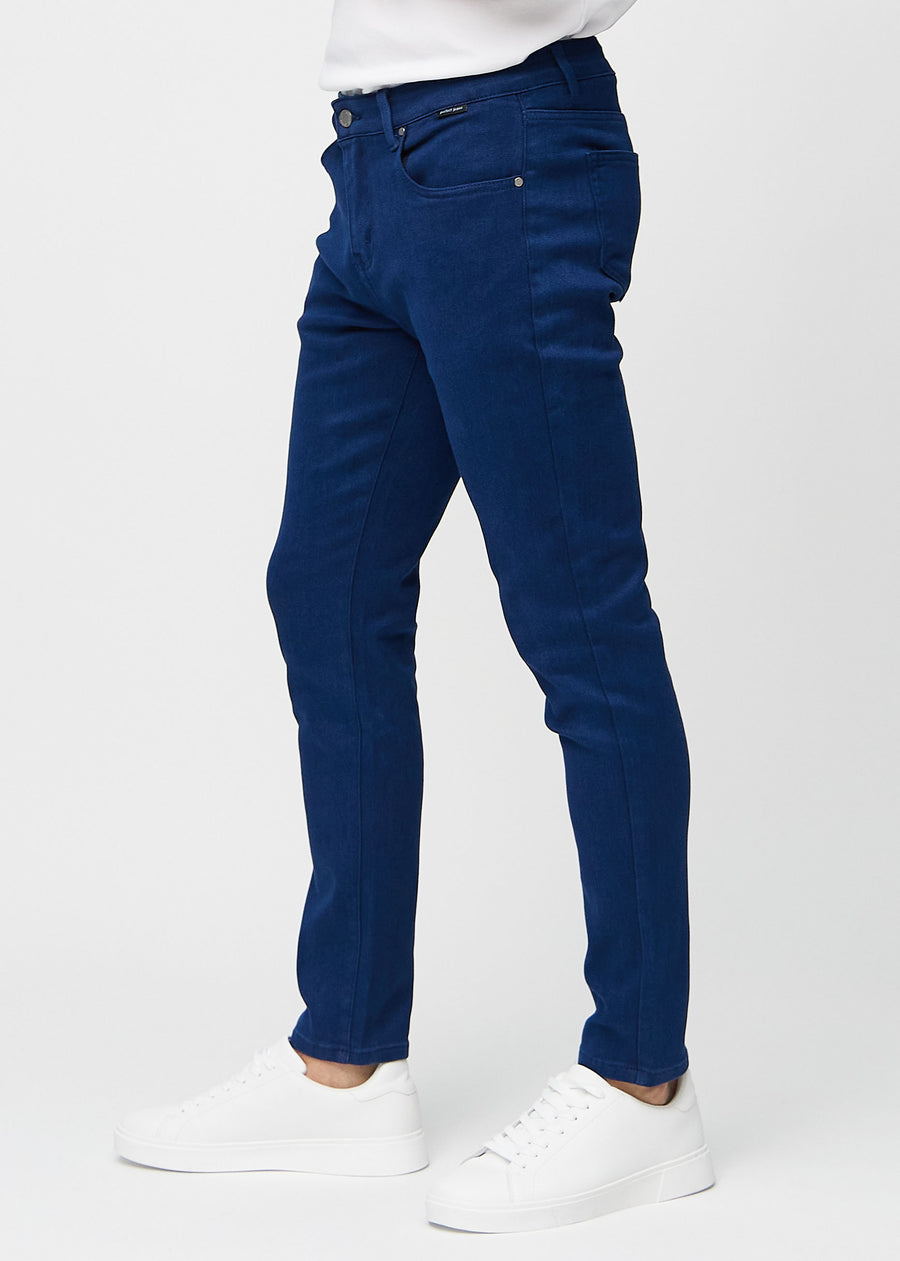 Dunkelblaue Jeans im Slim Fit, von der Seite an einem Model gesehen.