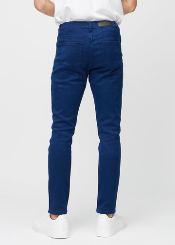 Dunkelblaue Jeans im Slim Fit, von hinten gesehen, um die gesamte Jeans zu zeigen.