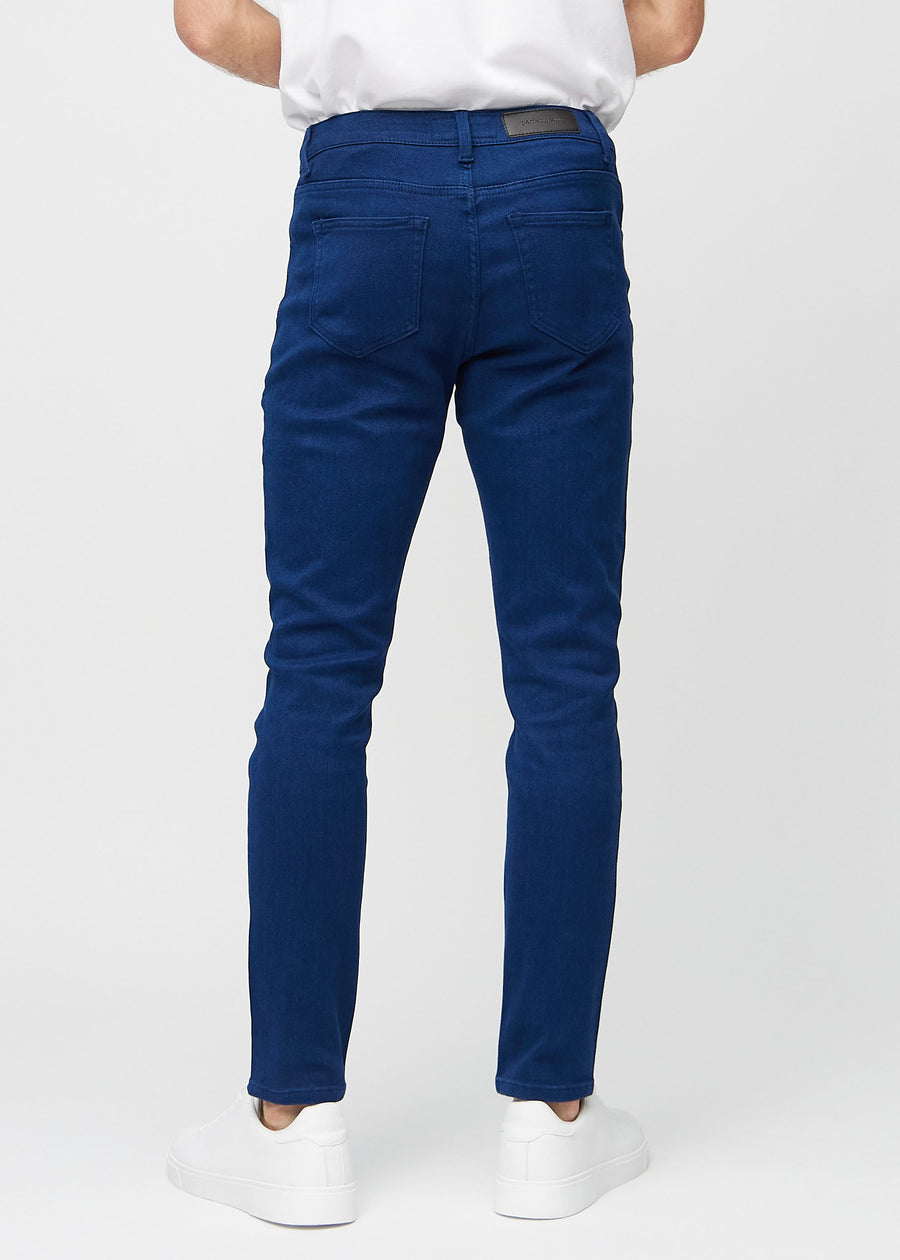 Dunkelblaue Jeans im Slim Fit, von hinten gesehen, um die gesamte Jeans zu zeigen.