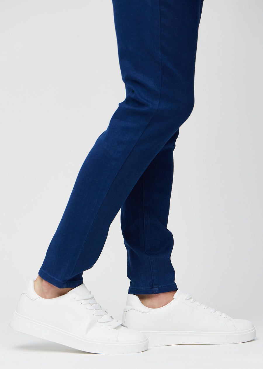 Knöchelbereich eines Models, der zeigt, wie eng die Jeans anliegen.