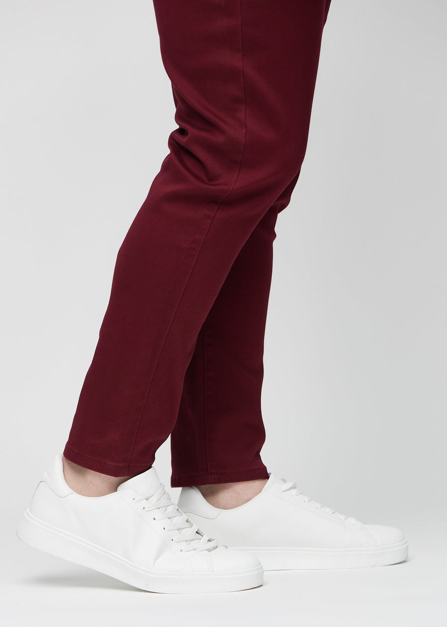 Knöchelbereich eines Plus-Size-Models, der zeigt, wie eng die Jeans anliegen.