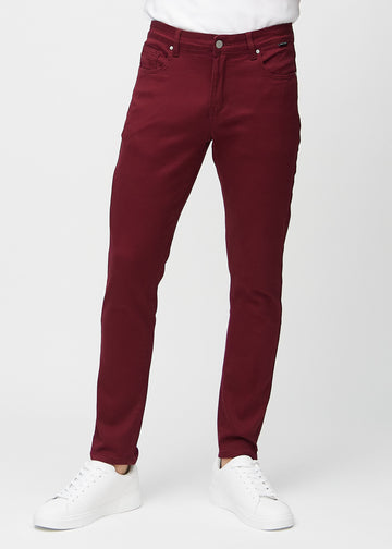 Dunkelrote Jeans im Slim Fit, Modell Santas, die eng an den Beinen anliegen, von vorne gesehen.