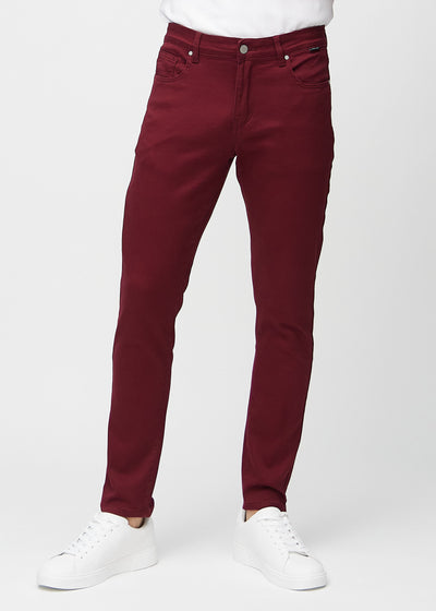 Dunkelrote Jeans im Slim Fit, Modell Santas, die eng an den Beinen anliegen, von vorne gesehen.