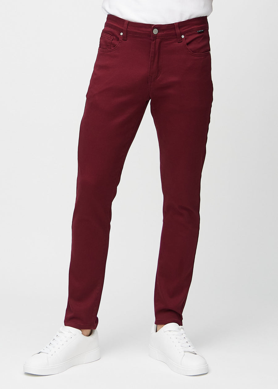 Dunkelrote Jeans im Slim Fit, Modell Santas, die eng an den Beinen anliegen, von vorne gesehen.