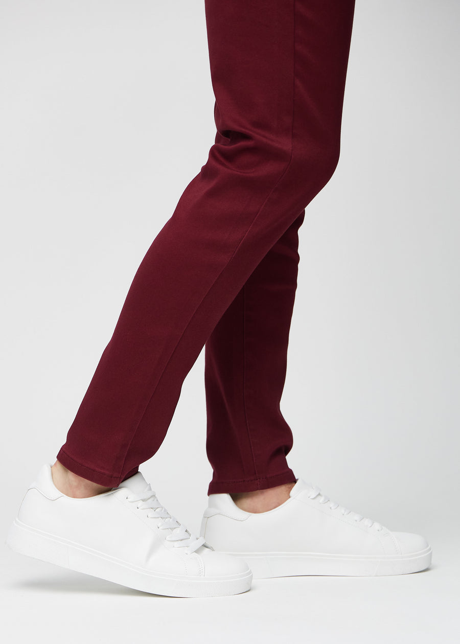 Knöchelbereich eines Models, der zeigt, wie eng die Jeans anliegen.