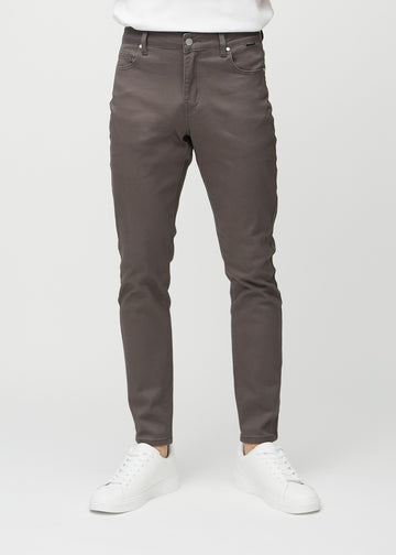 Graubraune Jeans im Slim Fit, Modell Thunders, die eng an den Beinen anliegen, von vorne gesehen.