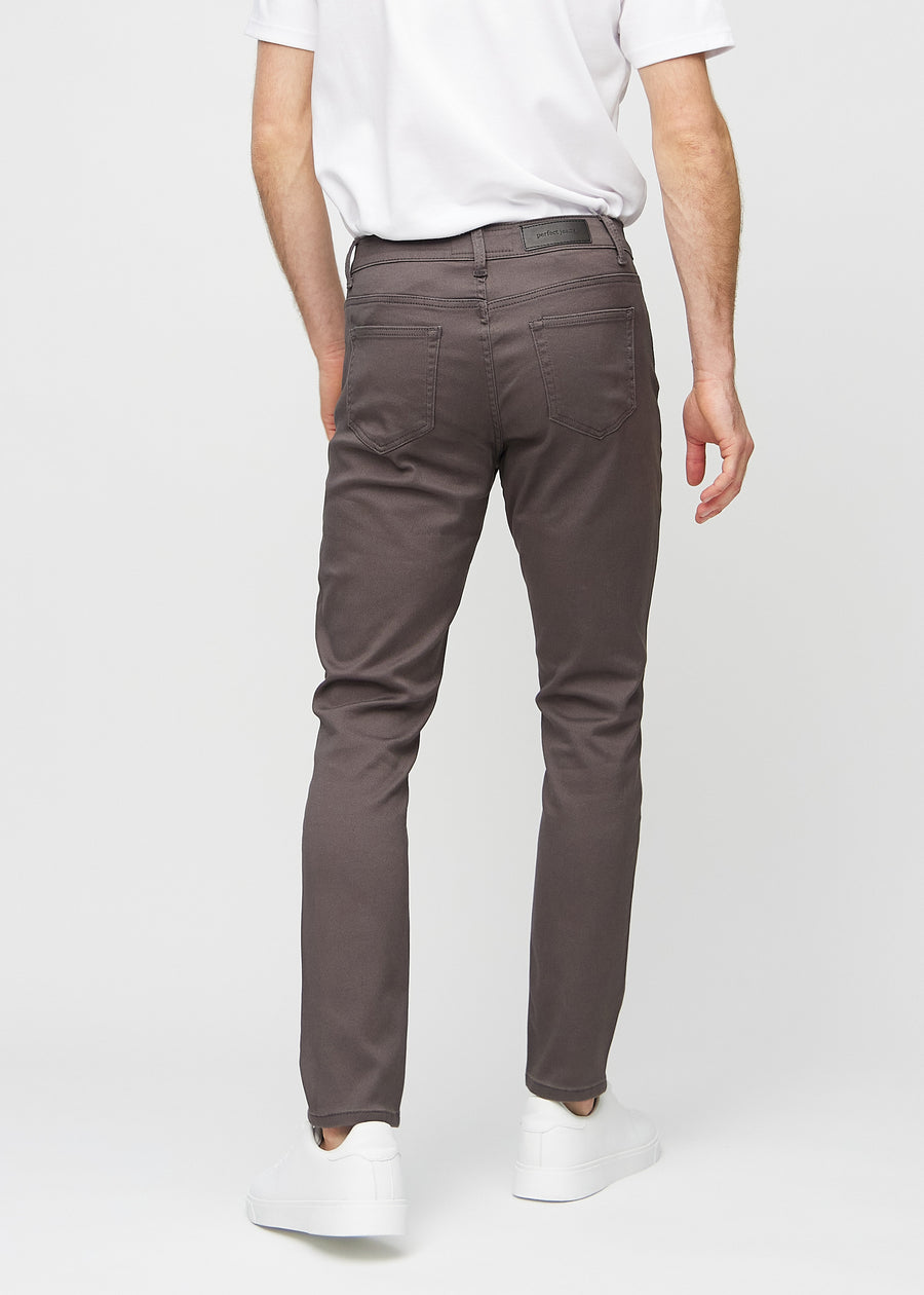 Graubraune Jeans im Slim Fit, von hinten gesehen, um die gesamte Jeans zu zeigen.