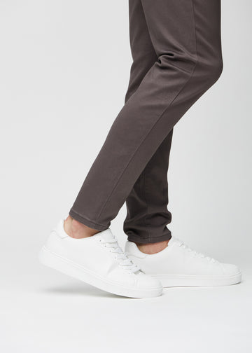 Knöchelbereich eines Models, der zeigt, wie eng die Jeans anliegen.