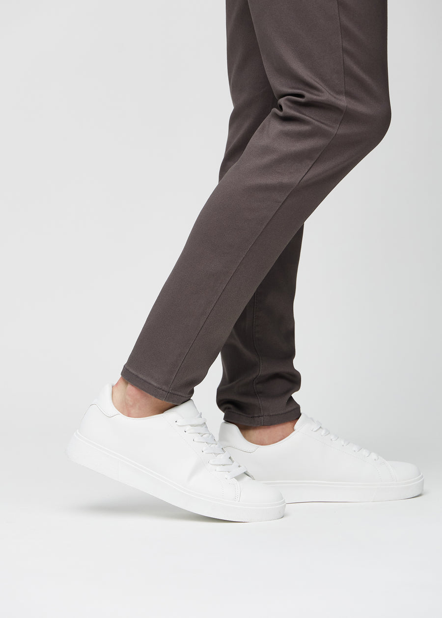 Knöchelbereich eines Models, der zeigt, wie eng die Jeans anliegen.