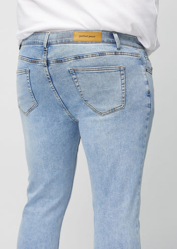 Nahaufnahme von hinten von hellblaue Denim-Jeans im Slim Fit an einem Plus-Size-Model, die Details zeigt.