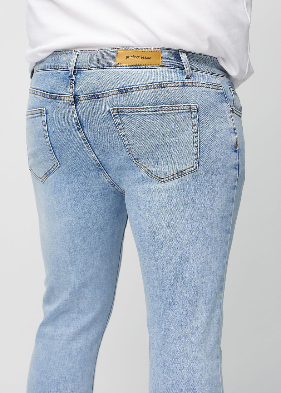 Nahaufnahme von hinten von hellblaue Denim-Jeans im Slim Fit an einem Plus-Size-Model, die Details zeigt.