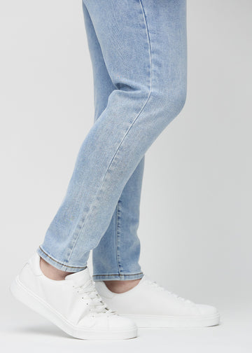 Knöchelbereich eines Plus-Size-Models, der zeigt, wie eng die Jeans anliegen.