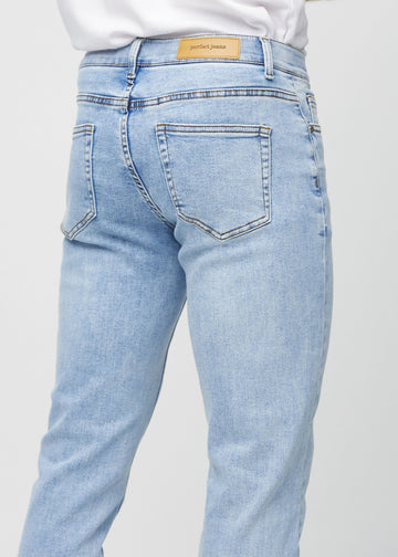 Nahaufnahme von hinten von hellblaue Denim-Jeans im Slim Fit, die Details zeigt.