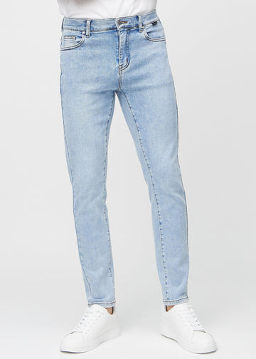 Hellblaue Denim-Jeans im Slim Fit, Modell Waves, die eng an den Beinen anliegen, von vorne gesehen.