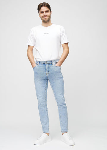 Ganzkörperaufnahme eines Models in hellblaue Denim-Jeans im Slim Fit.