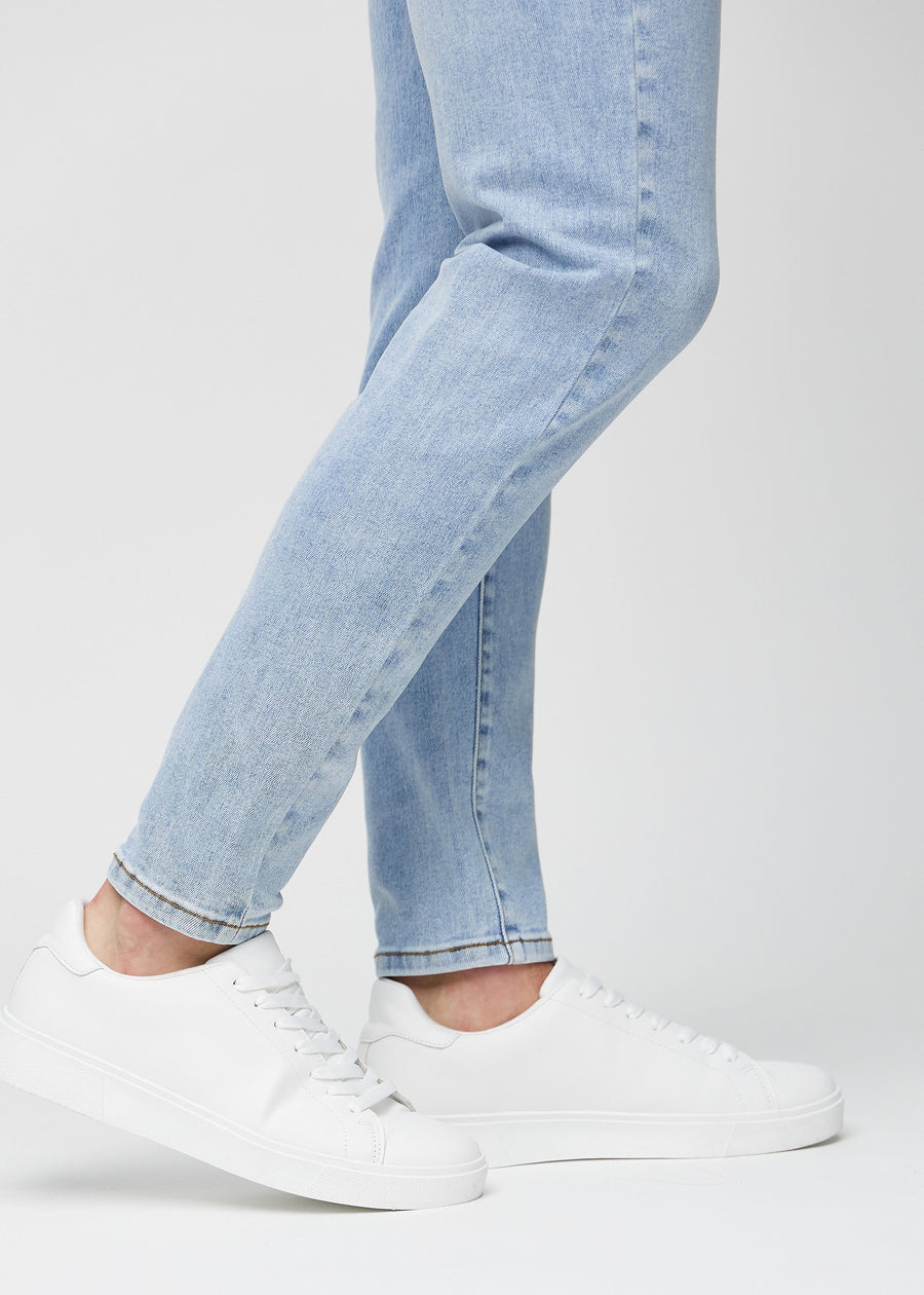 Knöchelbereich eines Models, der zeigt, wie eng die Jeans anliegen.