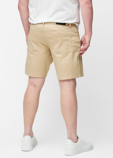 Beige Shorts für Herren in der Farbe Gazelles von hinten am Plus-Size-Modell gesehen.