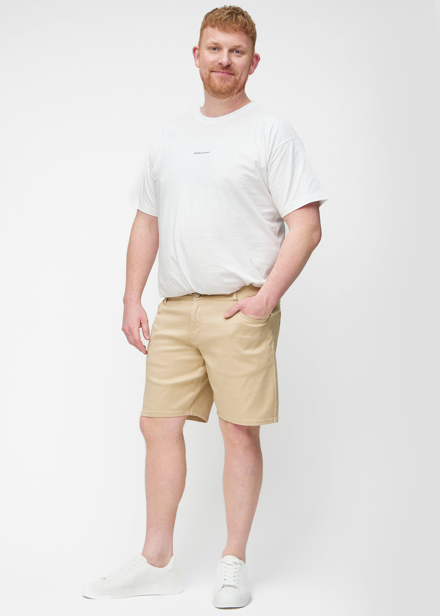 Ganzkörperbild eines Plus-Size-Modells in beige Shorts für Herren in der Farbe Gazelles mit Regular-Passform.