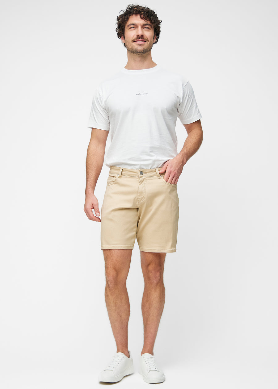 Beige Shorts für Herren in der Farbe Gazelles mit Regular-Passform von vorne am Plus-Size-Modell gesehen.
