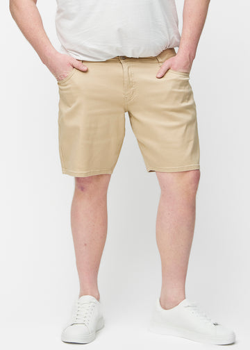 Beige Shorts für Herren in der Farbe Gazelles mit Regular-Passform von vorne am Plus-Size-Modell gesehen.