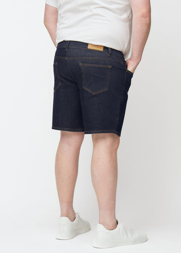 dunkelblaue denim shorts für herren in der farbe midnights von hinten auf einem plus-size-model gesehen.