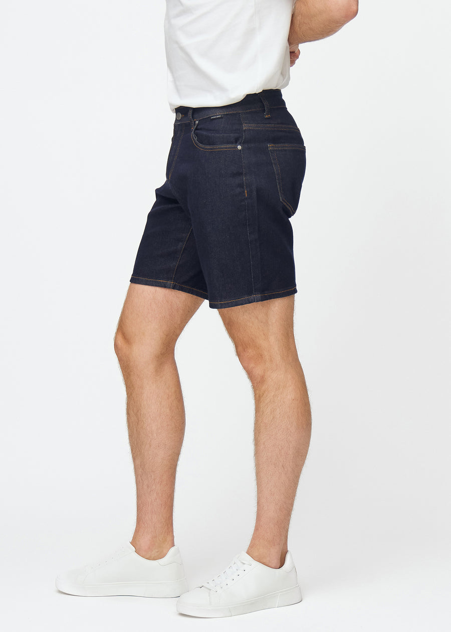dunkelblaue denim shorts für herren in der farbe midnights mit regular-passform von der seite am model gesehen.
