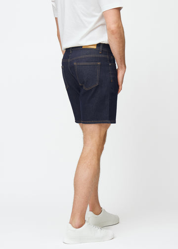 dunkelblaue denim shorts für herren in der farbe midnights von hinten gesehen, sodass die länge bis knapp über das knie sichtbar ist.
