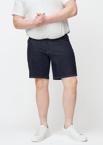 dunkelblaue denim shorts für herren in der farbe midnights mit regular-passform von vorne auf einem plus-size-model gesehen.