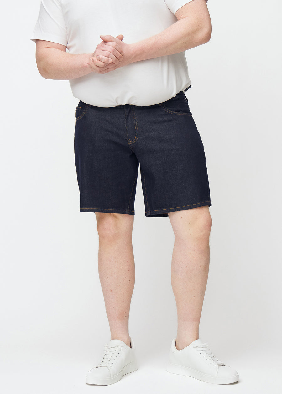 dunkelblaue denim shorts für herren in der farbe midnights mit regular-passform von vorne auf einem plus-size-model gesehen.