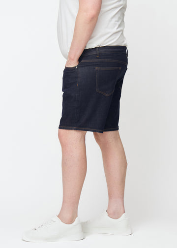 dunkelblaue denim shorts für herren in der farbe midnights mit regular-passform von der seite auf einem plus-size-model gesehen.