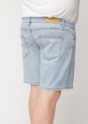 Hellblaue Denim-Shorts für Herren in der Farbe Waves von hinten aus der Nähe an einem Plus-Size-Model gesehen, um Passform und Details zu zeigen.