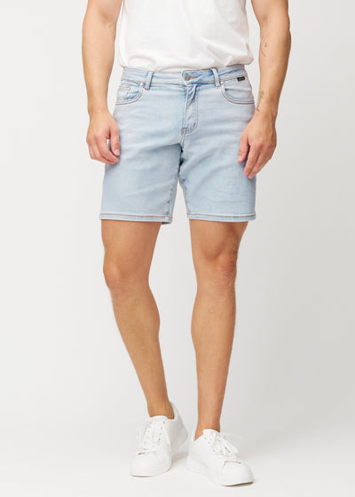 Hellblaue Denim-Shorts für Herren in der Farbe Waves mit regular Passform, die natürlich an der Hüfte sitzt und an den Oberschenkeln Luft gibt, von vorne gesehen.