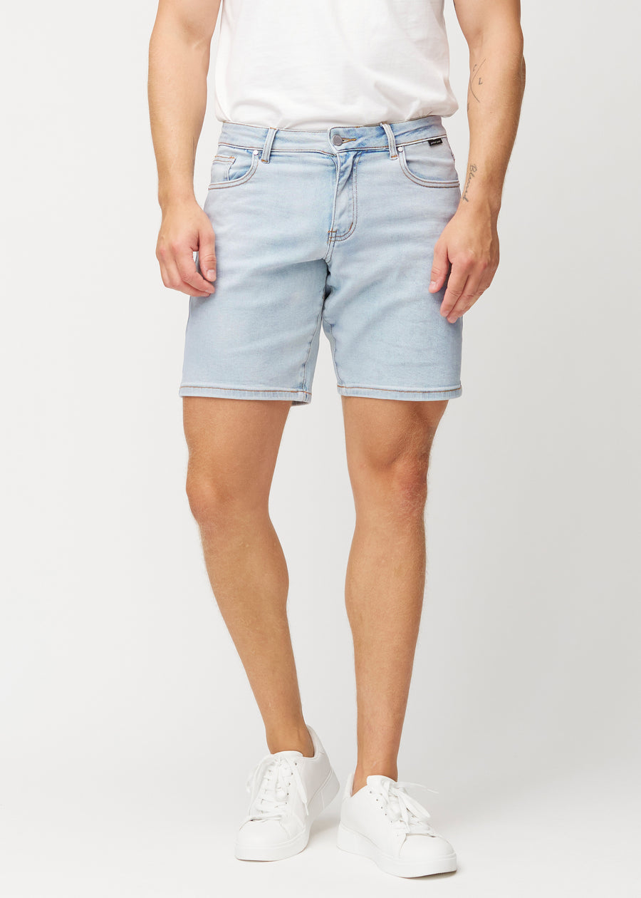 Hellblaue Denim-Shorts für Herren in der Farbe Waves mit regular Passform, die natürlich an der Hüfte sitzt und an den Oberschenkeln Luft gibt, von vorne gesehen.