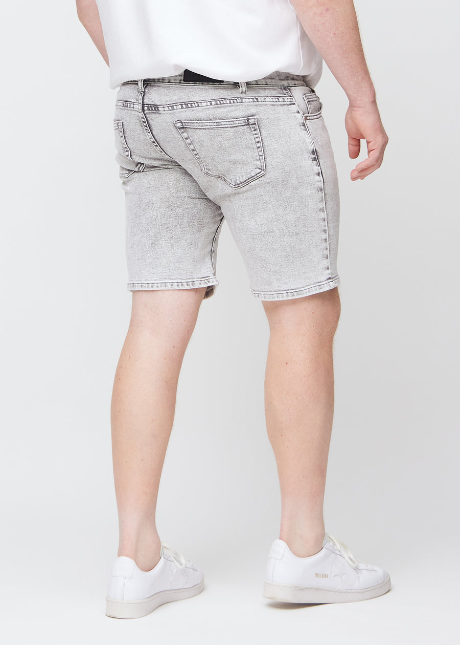 Hellgraue Denim-Middle-slim-Shorts von hinten an einem Plus-Size-Model gesehen, sodass man das gesamte Produkt sehen kann.