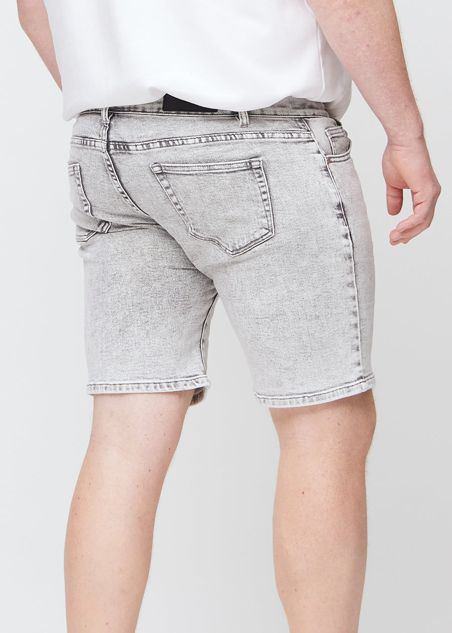 Hellgraue Denim-Middle-regular-Shorts von hinten in Nahaufnahme an einem Plus-Size-Model, um Details zu zeigen.