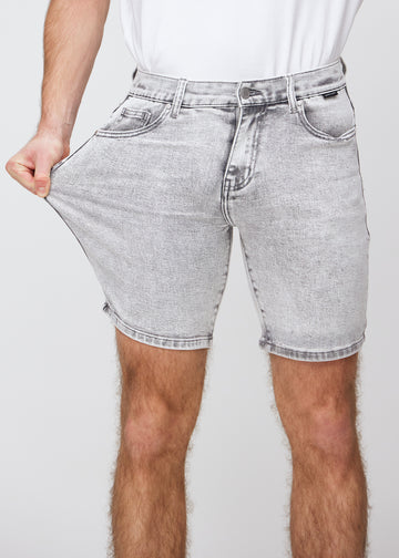 Das Model zieht die Shorts am Oberschenkel auseinander, um den Stretch zu zeigen.