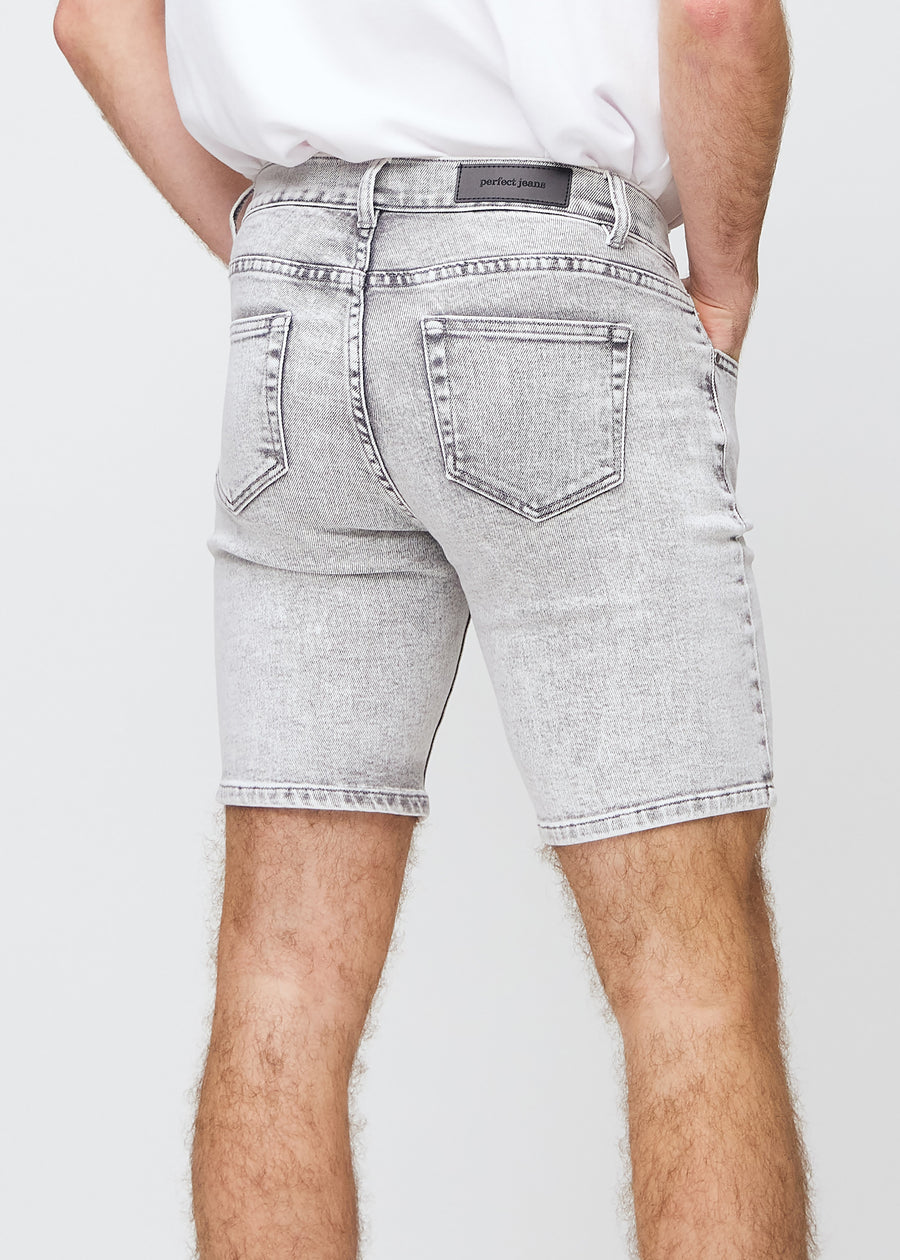 Hellgraue Denim-Middle-slim-Shorts von hinten in Nahaufnahme, um Details zu zeigen.