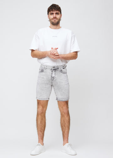 Ganzkörperbild eines Models in hellgrauen Denim-Middle-slim-Shorts.