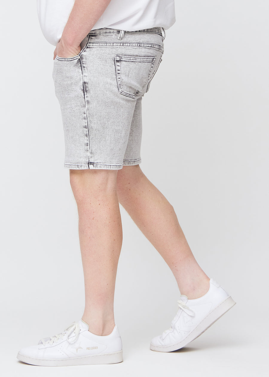 Hellgraue Denim-Middle-slim-Shorts an einem Plus-Size-Model von der Seite gesehen.