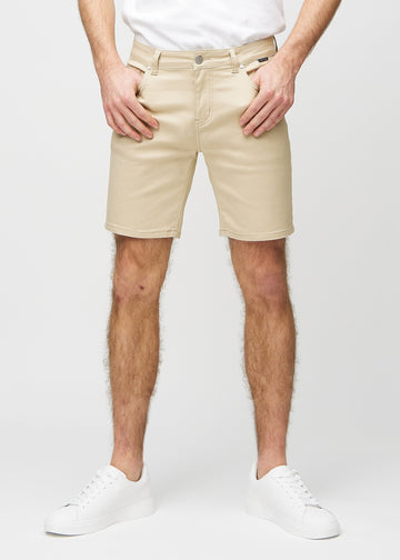 Beige middle-slim Shorts, die gerade am Oberschenkel sitzen und knapp über dem Knie enden, von vorne gesehen.