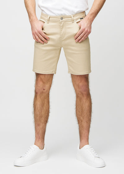 Beige middle-slim Shorts, die gerade am Oberschenkel sitzen und knapp über dem Knie enden, von vorne gesehen.