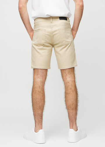 Beige middle-slim Shorts von hinten gesehen, damit man das gesamte Produkt sehen kann.